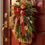 How to Create Cute DIY Christmas Door Hangers Guests Will Notice